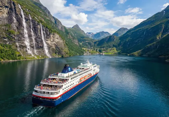 Rejs po fiordach Skandynawii statkiem Norwegian Fjord Explorer. Wspaniałe wodospady i góry tworzą malowniczy krajobraz.