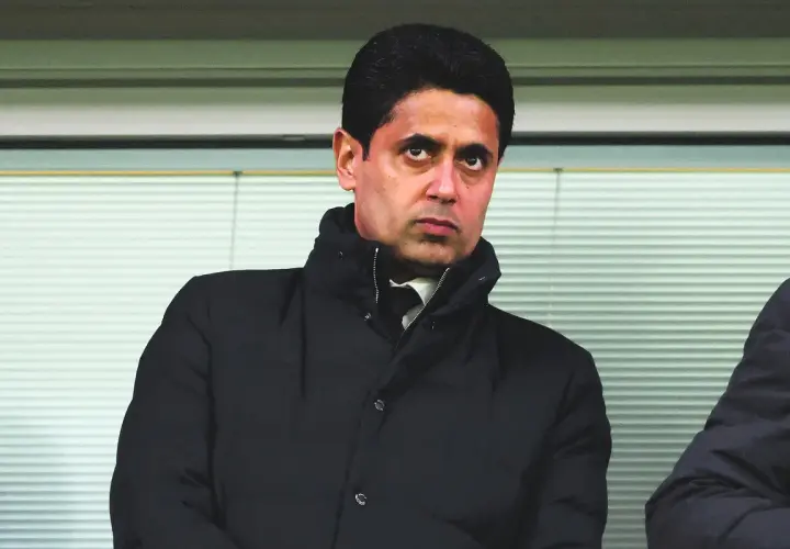 Nasser Al-Khelaifi, prezes PSG, w czarnej kurtce, z uwagą obserwuje wydarzenia.