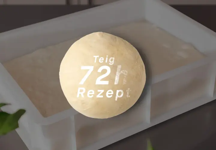 Ein Teigball mit der Aufschrift "Teig 72h Rezept" liegt auf einem Behälter mit aufgehendem Teig. Das Rezept nutzt die beste "farina di nonna".