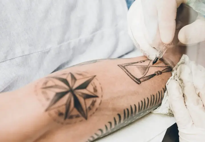 Tatuaż opaska męska: Co oznacza? Symbolika, style i mity