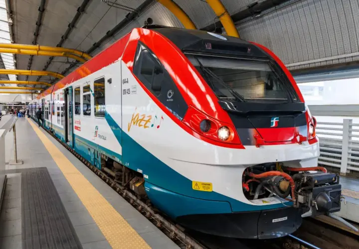 Treno Jazz di Trenitalia in stazione, pronto a partire da termini tiburtina.