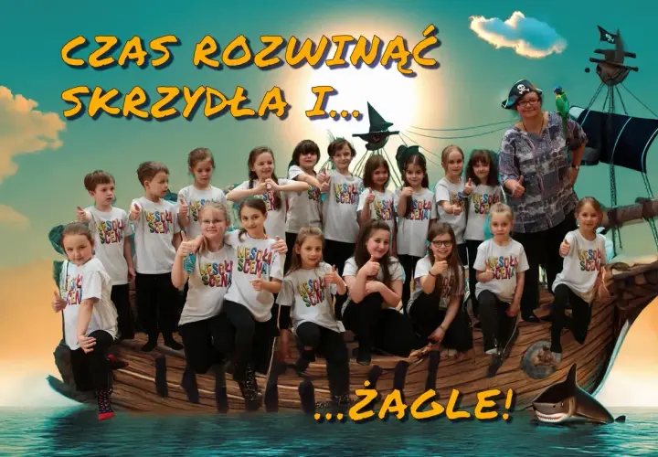 Dzieci w strojach pirackich na pokładzie statku, gotowe do przygody. To wesołe pożegnanie klas 8 scenariusz na wesoło!