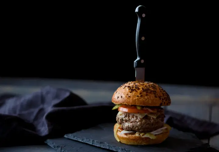 Jak smażyć burger wołowy, by był soczysty i idealnie przyprawiony