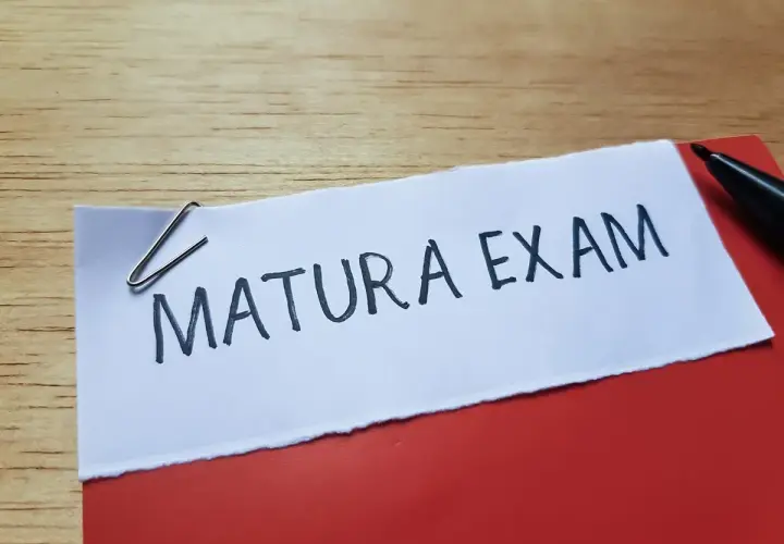 Notatka z napisem "MATURA EXAM" przypięta spinaczem. Klucz do tego, jak zdać maturę z angielskiego.