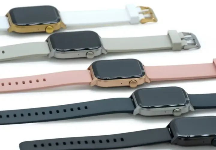 Kilka smartwatchów w różnych kolorach: białym, beżowym, różowym, ciemnoszarym i czarnym.