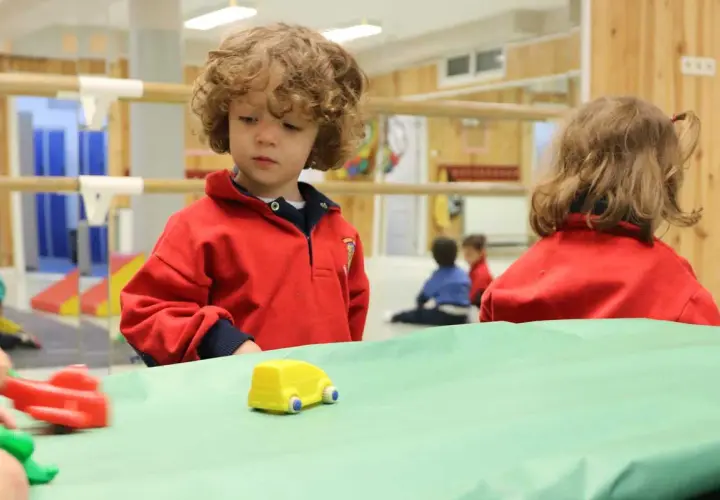 Niños jugando en la guardería, una etapa que puede empezar a una edad temprana.