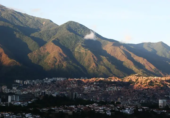 Góry otaczają Caracas, stolicę Wenezueli. Widać gęsto zabudowane wzgórza i nowoczesne budynki.