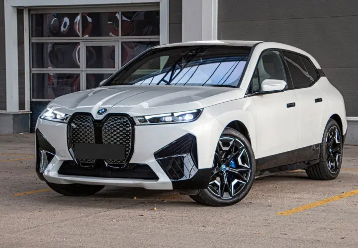 BMW iX cena: Cennik, leasing, używane. Czy warto kupić?
