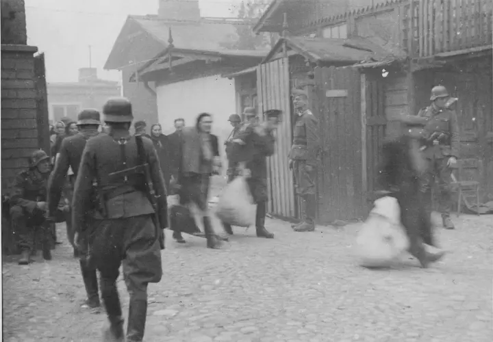 Żołnierze w mundurach i cywile z bagażami spieszą się, by zdążyć przed panem bogiem.