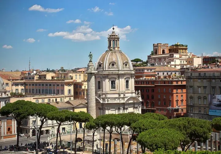 Roma: cupola maestosa, pini verdi e scorci urbani. Ideale per un soggiorno di 3 giorni, con un occhio al costo metro.