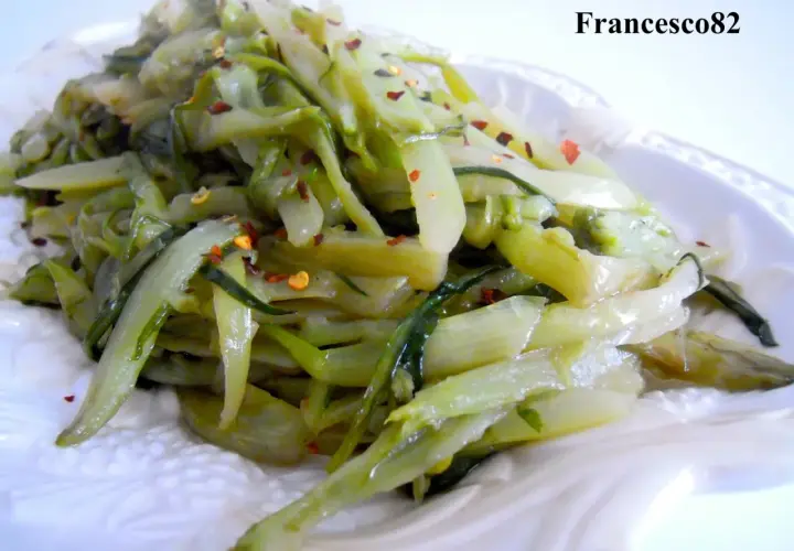 Puntarelle in padella, un contorno saporito e facile da preparare. Perfetto per accompagnare i tuoi piatti.