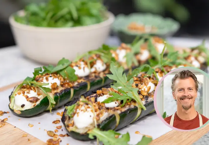 Grillad zucchini med krämig topping, nötter och ruccola. En man ler i en cirkel till höger.