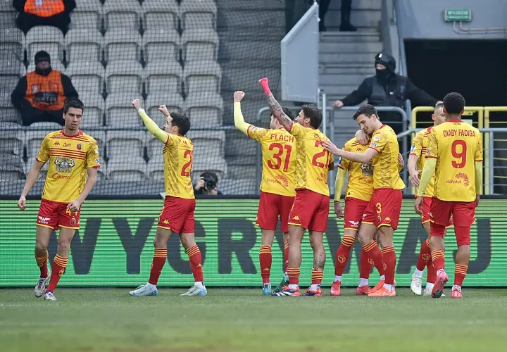 Piłkarze Jagiellonii Białystok świętują bramkę. Widać ich radość, która może wpłynąć na rankingi Widzew Łódź – Jagiellonia Białystok.