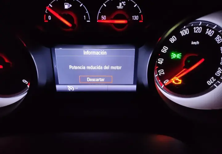 Opel Astra: mensaje "Potencia reducida del motor" en pantalla. El testigo del motor está encendido.