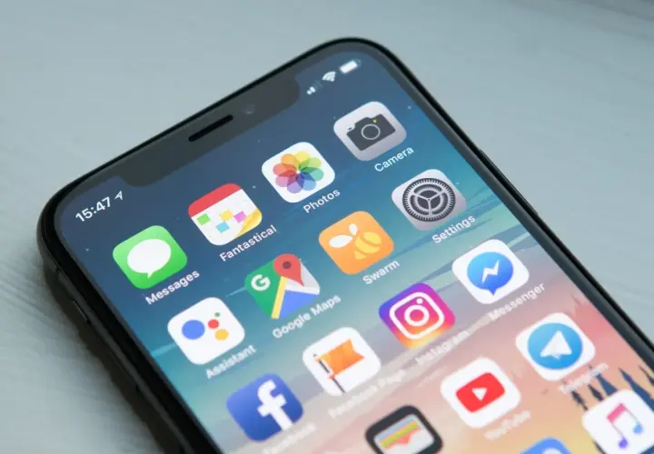 Ekran smartfona z ikonami popularnych aplikacji: Messages, Fantastical, Photos, Camera, Google Maps, Swarm, Settings, Assistant, Instagram, Messenger, Facebook, YouTube, Telegram.