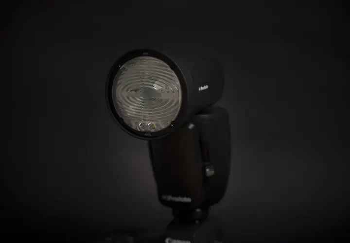 Profesjonalna lampa błyskowa Profoto A10, inaczej niż zwykłe lampy, zapewnia miękkie i naturalne światło.