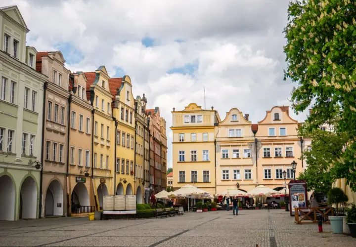 Kolorowe kamienice na rynku w Jeleniej Górze. Warto zobaczyć to urokliwe miejsce, gdzie można usiąść w kawiarni i podziwiać architekturę.