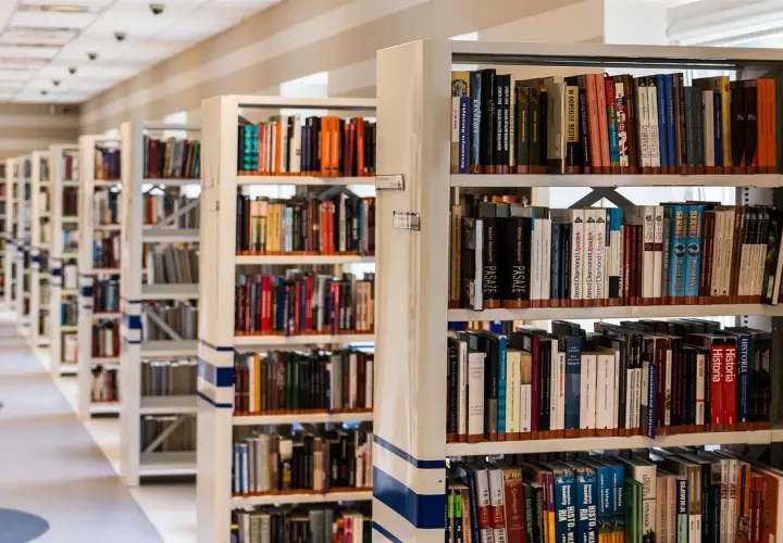 W bibliotece rzędy regałów uginają się pod ciężarem książek. Czy znajdzie się tu jaka średnia na czerwony pasek?
