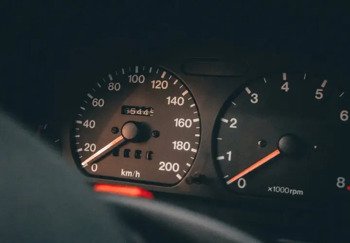 Zbliżenie na deskę rozdzielczą: prędkościomierz pokazuje 65445 km, a obrotomierz wskazuje niskie obroty, idealne dla diesla.