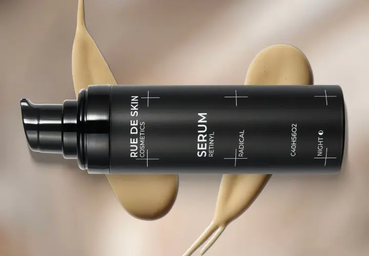 Czarny flakon serum z retinylem. Kremowa konsystencja podkreśla jego działanie na skórę.