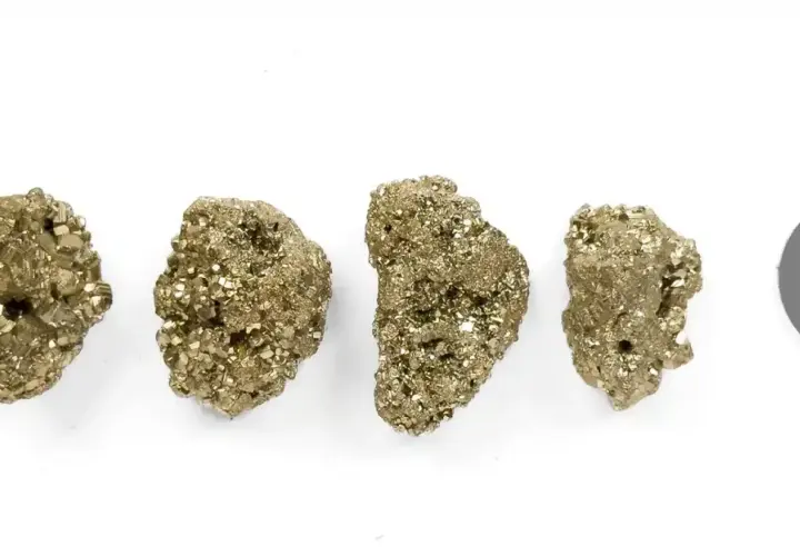 Vier goldglänzende Pyrit-Klumpen, die ihre vielfältige Pyrit-Verwendung in der Schmuckherstellung und als Sammlerstücke zeigen.