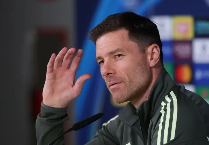 Xabi Alonso, potencjalny trener Chelsea, podczas konferencji prasowej.