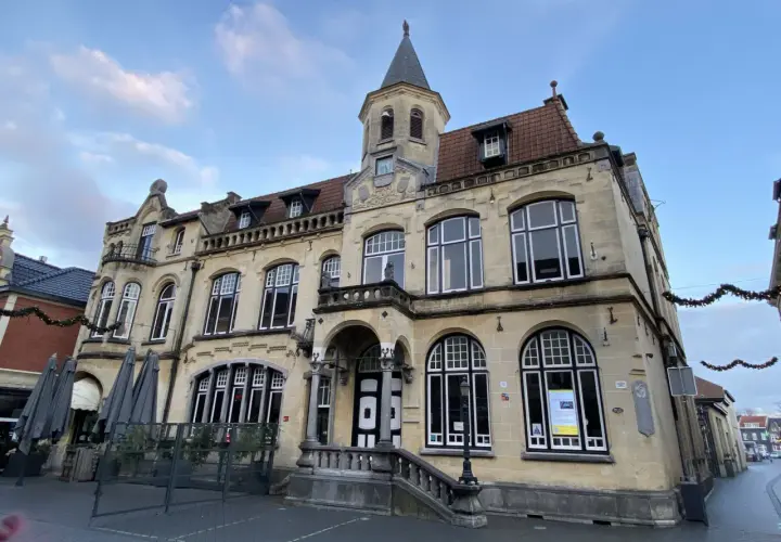 Prachtvolles Gebäude in der Valkenburg Altstadt mit markantem Turm und großen Fenstern.