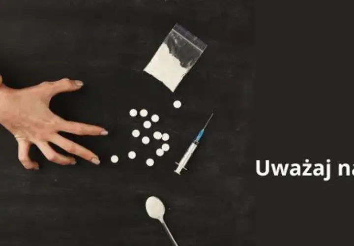 Dwie dłonie walczą o kontrolę nad przedmiotami związanymi z narkotykami, w tym proszkiem, tabletkami i strzykawką. Uważaj na fentanyl.