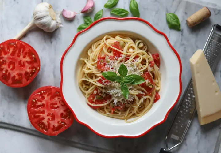 Pyszne włoskie makarony przepisy: spaghetti z pomidorami, czosnkiem, bazylią i parmezanem. Idealne na szybki obiad.
