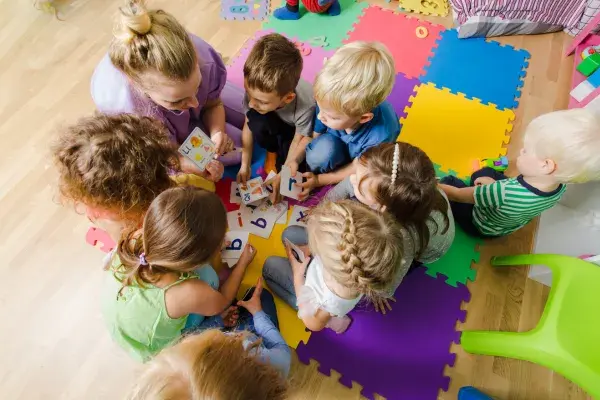 Ile opiekunek na dziecko w żłobku? Sprawdź ważne normy i przepisy