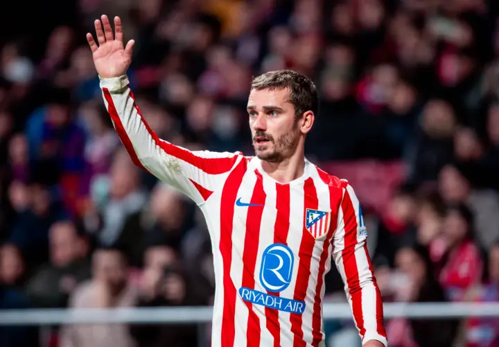 Grizman w koszulce Atletico Madryt pozdrawia kibiców.
