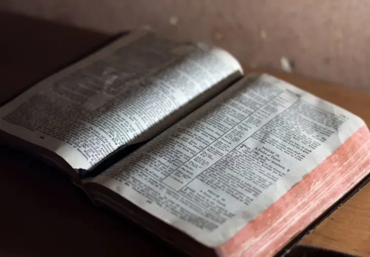 Biblia: święta księga czy arcydzieło literatury? Poznaj jej moc!