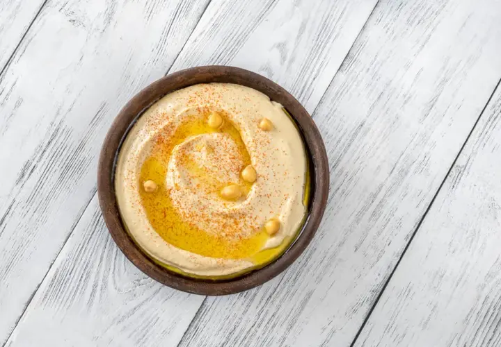 Hummus w diecie: jeść czy unikać? Prawda o kaloriach i odchudzaniu