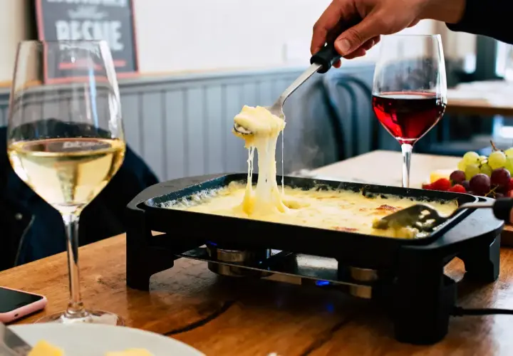 Raclette fondante, un verre de vin blanc et un verre de rouge. Parfait pour accompagner un Pouilly Fumé.