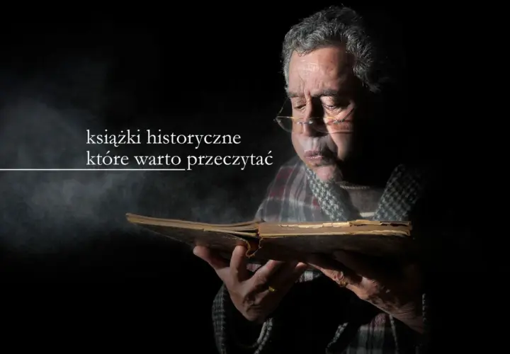Starszy mężczyzna w okularach pochyla się nad starą księgą, szukając najlepszych książek historycznych.