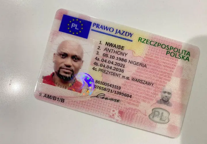 Polskie prawo jazdy Anthony'ego Nwaise, wydane w Warszawie. Dokument potwierdza jego uprawnienia do kierowania pojazdami, co jest kluczowe, by móc legalnie prowadzić samochód bez egzaminu.