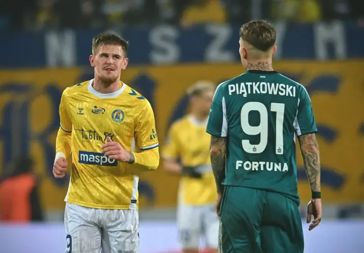 Piłkarze na boisku podczas meczu na Arena Lublin dzisiaj. Jeden w żółtej koszulce, drugi w zielonej z numerem 91.