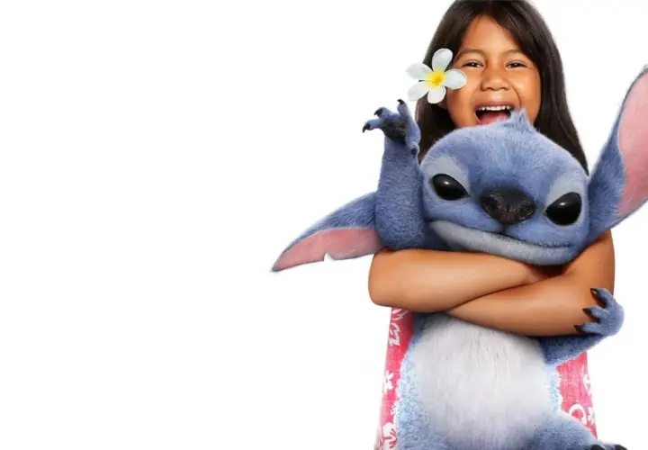 Uśmiechnięta dziewczynka z kwiatkiem we włosach tuli niebieskiego Stitcha. To Lilo i Stich obsada w najlepszym wydaniu!