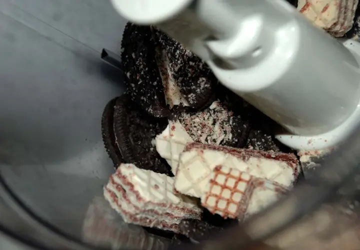 Krossade Oreos och vita rån i en mixer, redo att bli oreo pops.