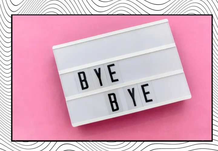 Letrero luminoso con "BYE BYE" sobre fondo rosa, ideal para frases para despedir el año con estilo.