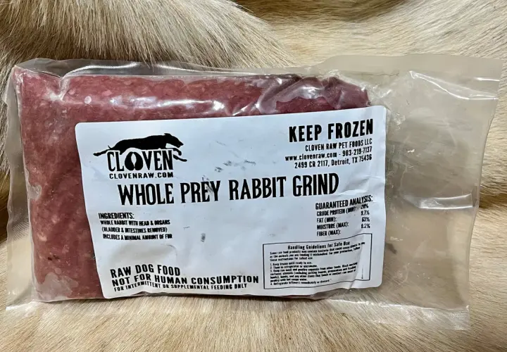 Mielonka z królika w całości (whole prey rabbit grind) od Cloven Raw. Idealna dla psów na diecie whole prey.