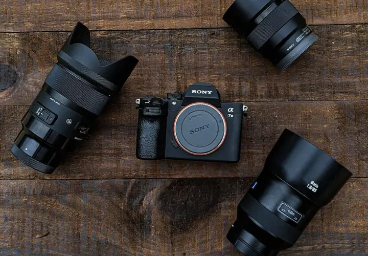 Sony Alpha 7 III z trzema obiektywami. Wybór między lustrzanką czy bezlusterkowcem to kluczowa decyzja fotografa.