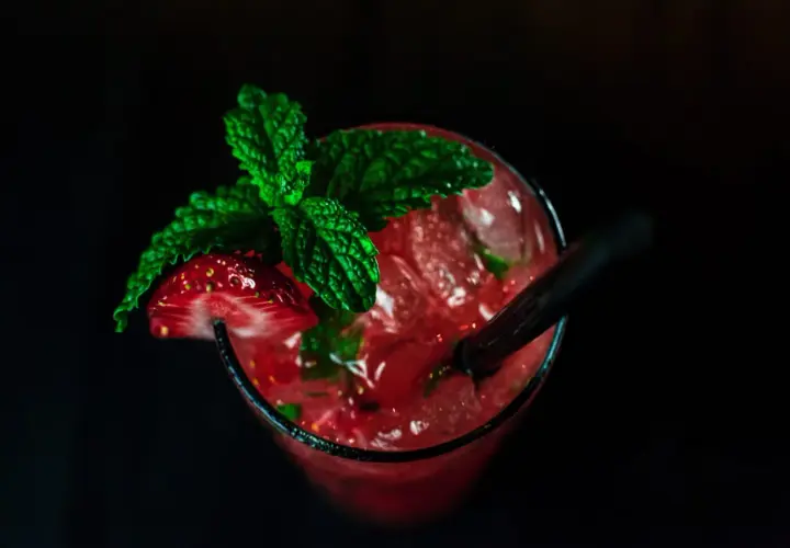 Orzeźwiające drinki z miętą i cytryną: przepisy krok po kroku