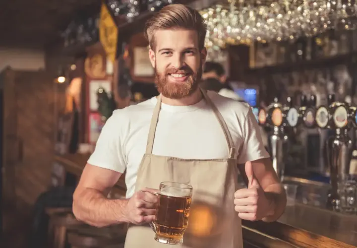 Co robi barman? Odkryj tajniki pracy i obowiązki barmana