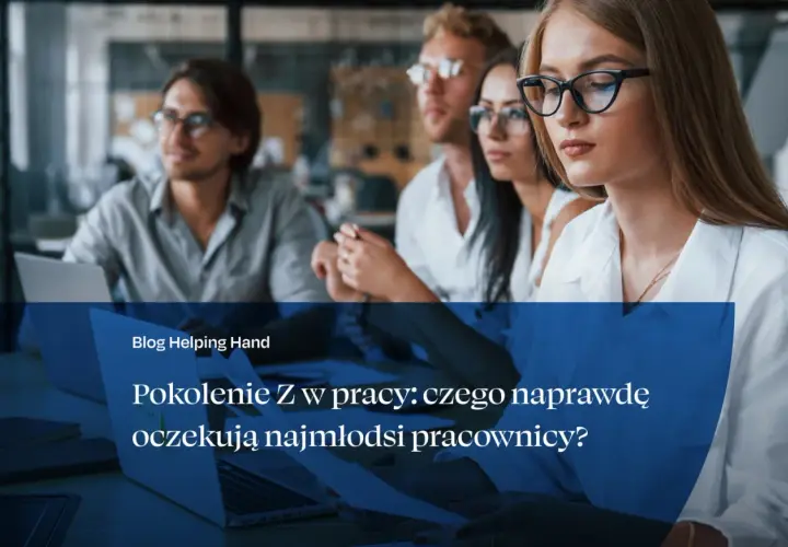 Młodzi pracownicy z pokolenia Z analizują dokumenty w biurze. Blog Helping Hand pyta: czego naprawdę oczekują najmłodsi pracownicy?