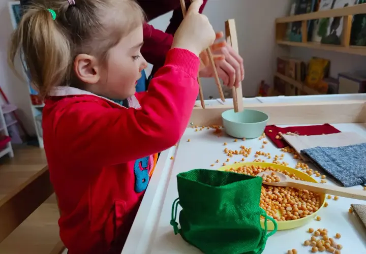 DIY woreczki sensoryczne Montessori: Rozwój i 20+ pomysłów na zabawy