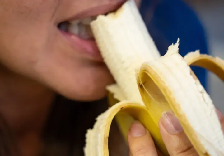 Kobieta je banana. Czy cukrzyk może jeść banany? Tak, ale z umiarem i po konsultacji z lekarzem.