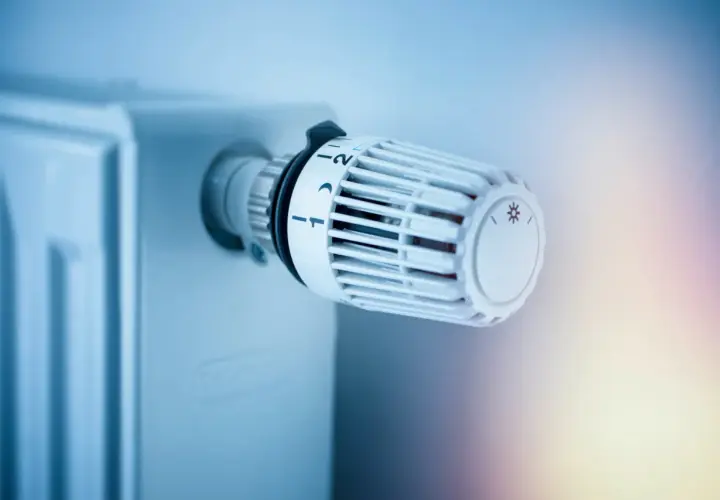 Termostat na grzejniku pokazuje ustawienie temperatury, kluczowe dla określenia, ile zużywa się gazu na ogrzanie domu.