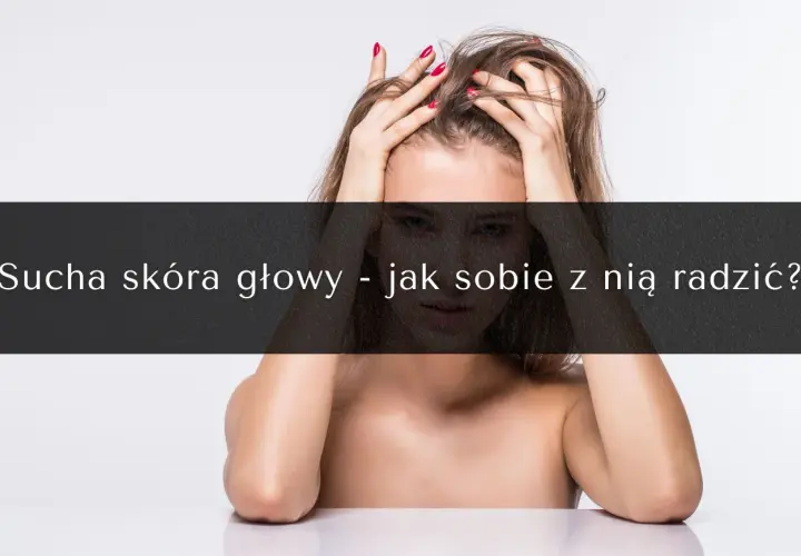Kobieta z dłońmi we włosach, zmagająca się z suchą skórą głowy. Dowiedz się, jak nawilżyć skórę głowy i pozbyć się problemu.