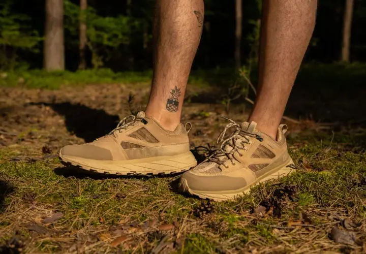 Beżowe buty trekkingowe z siateczkowaną cholewką buta, idealne na leśne wędrówki.